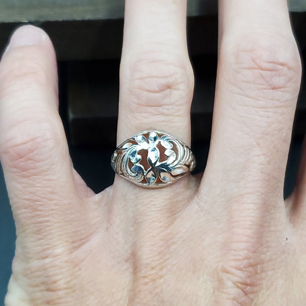 Size 6.5 Sterling Silver Diamond Cut Floral Dome Band Ring